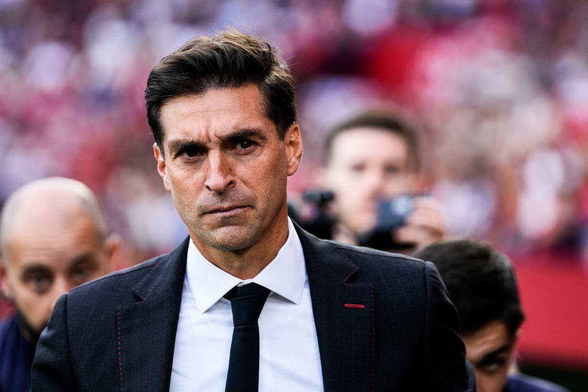 Diego Alonso, head coach of Sevilla FC, looks on during the Spanish league, LaLiga EA Sports, football match played between Sevilla FC and Real Madrid at Ramon Sanchez-Pizjuan stadium on October 21, 2023, in Sevilla, Spain.