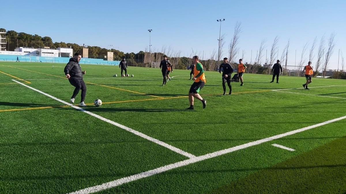 Los equipos de fútbol entrenan en campos como el José González Rey Juanmi, que acaba de renovar el césped artificial.