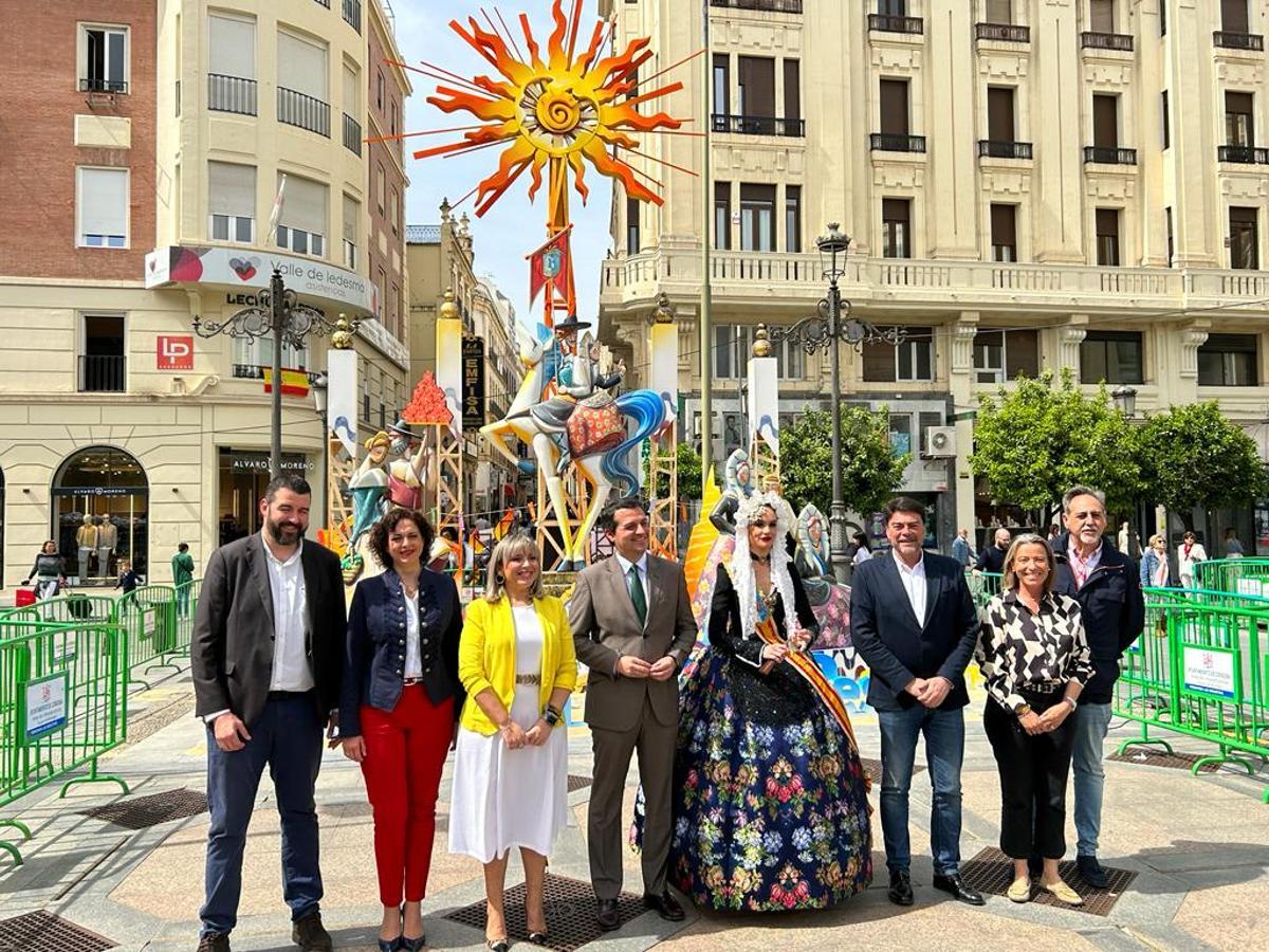 La delegación del bipartito, en Córdoba junto a su alcalde.