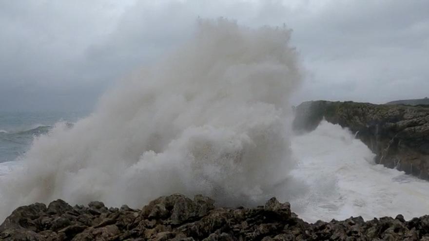 VÍDEO: Así es el impresionante oleaje que azota la costa de Llanes