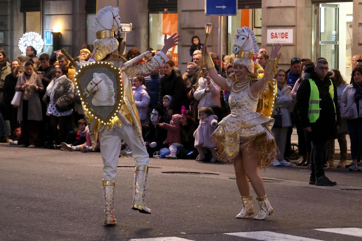 Vigo festeja su Entroido: el desfile de comparsas llena las calles