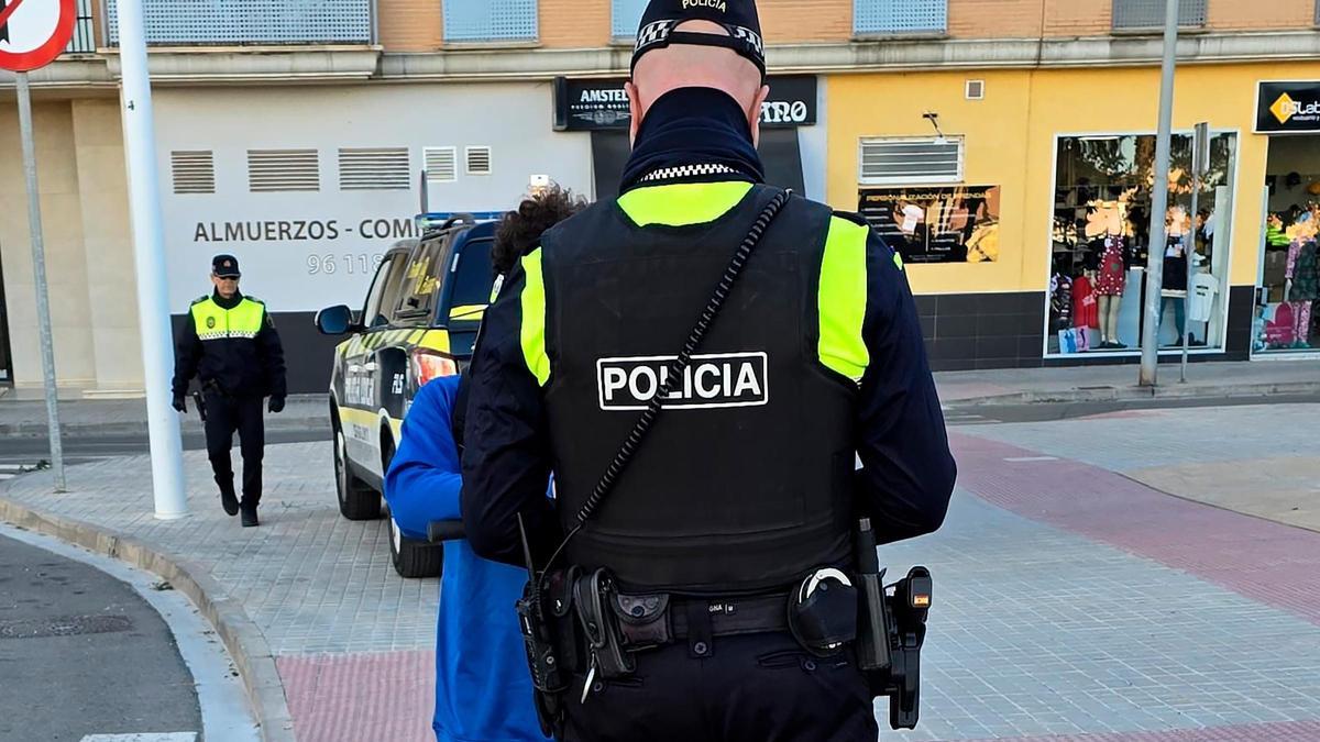 Un agente durante la campaña.