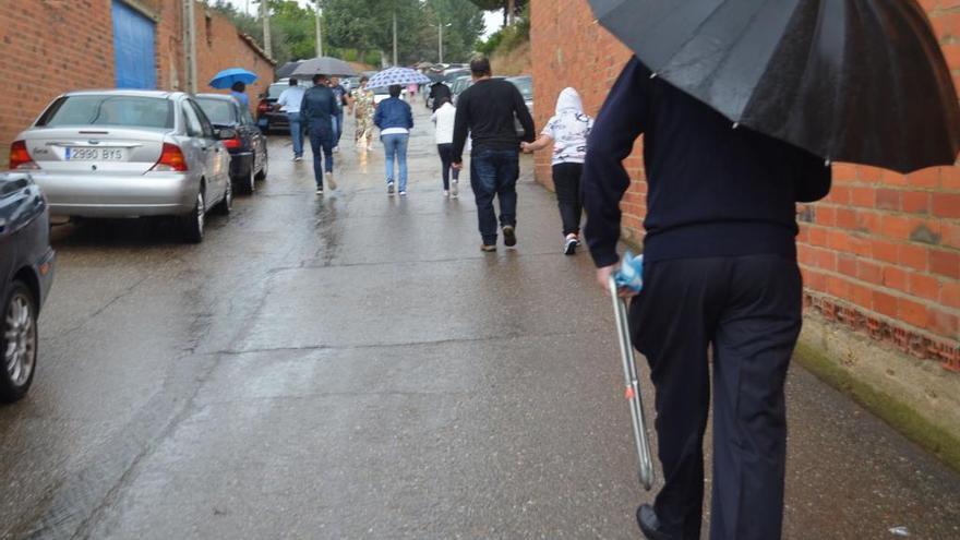 Varias personas pasean por una calle.