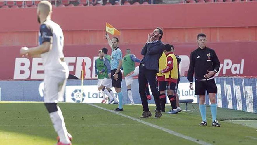 Vicente Moreno grita a sus jugadores desde la banda ante el AlavÃ©s.