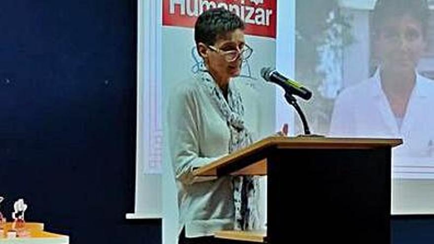 La neurocirujana Ana Pastor Zapata recibe el Premio Humanizar por su trabajo en Níger