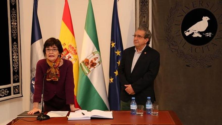 La vicerrectora de Cultura, Tecla Lumbreras, y el rector de la UMA, José Ángel Narváez.