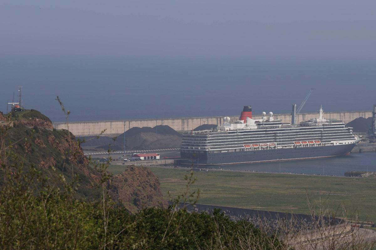 Gijón recibe a los primeros cruceristas de la temporada (en imágenes)