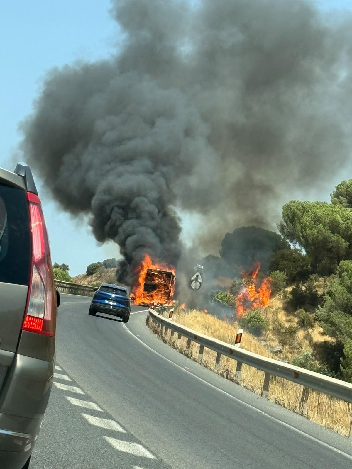 El camión cargado de paja que salió ardiendo el viernes por la tarde.