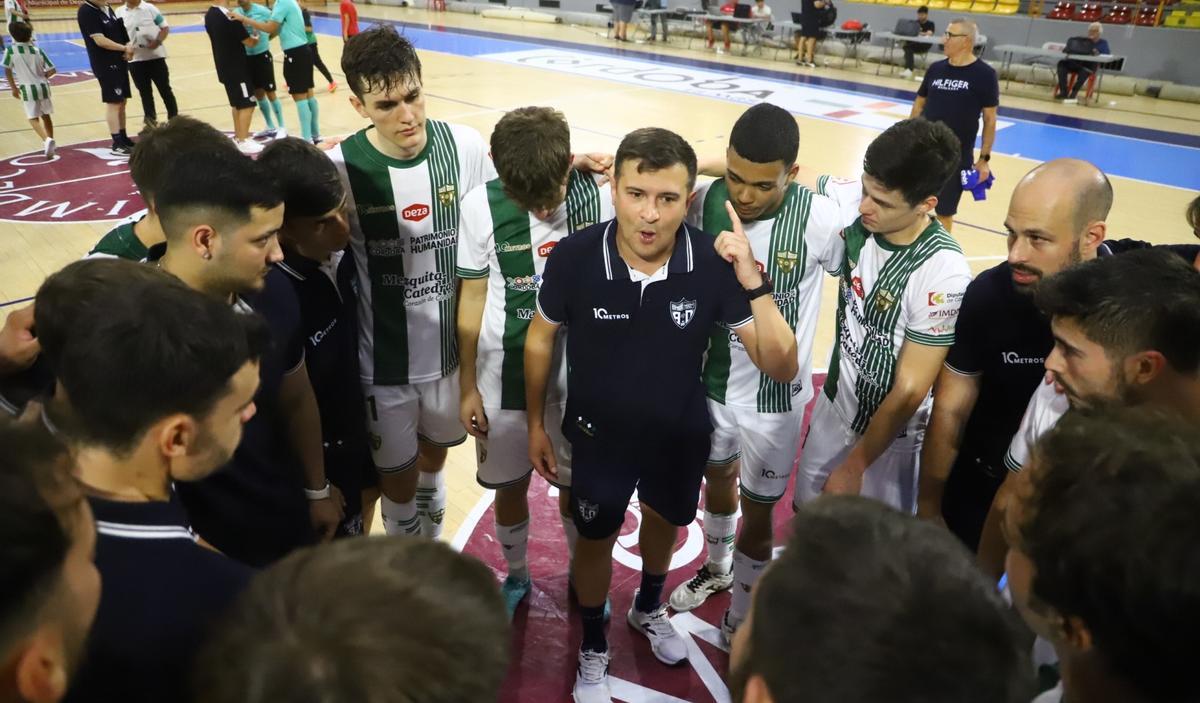 Santoro, en el centro, se dirige a sus jugadores.