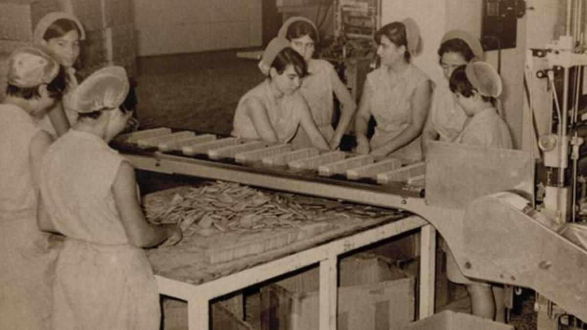 Unas trabajadores de la antigua fábrica galletas Rio de Paterna.