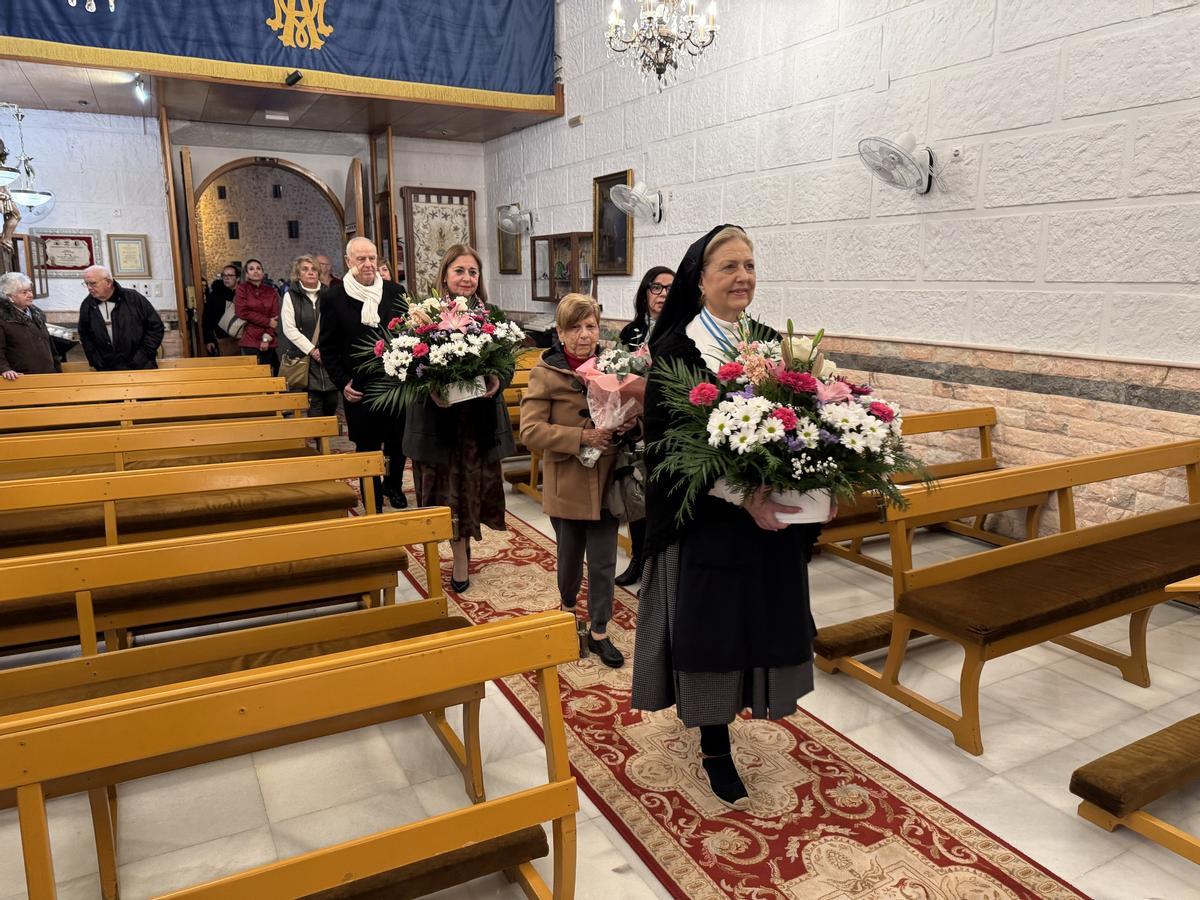 La portadora junto con la presidenta de las camareras de la Virgen y la conferenciante que inició las celebraciones el pasado martes