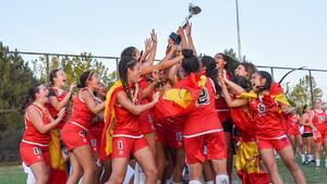 Les campiones de futbol flag, amb el seu trofeu