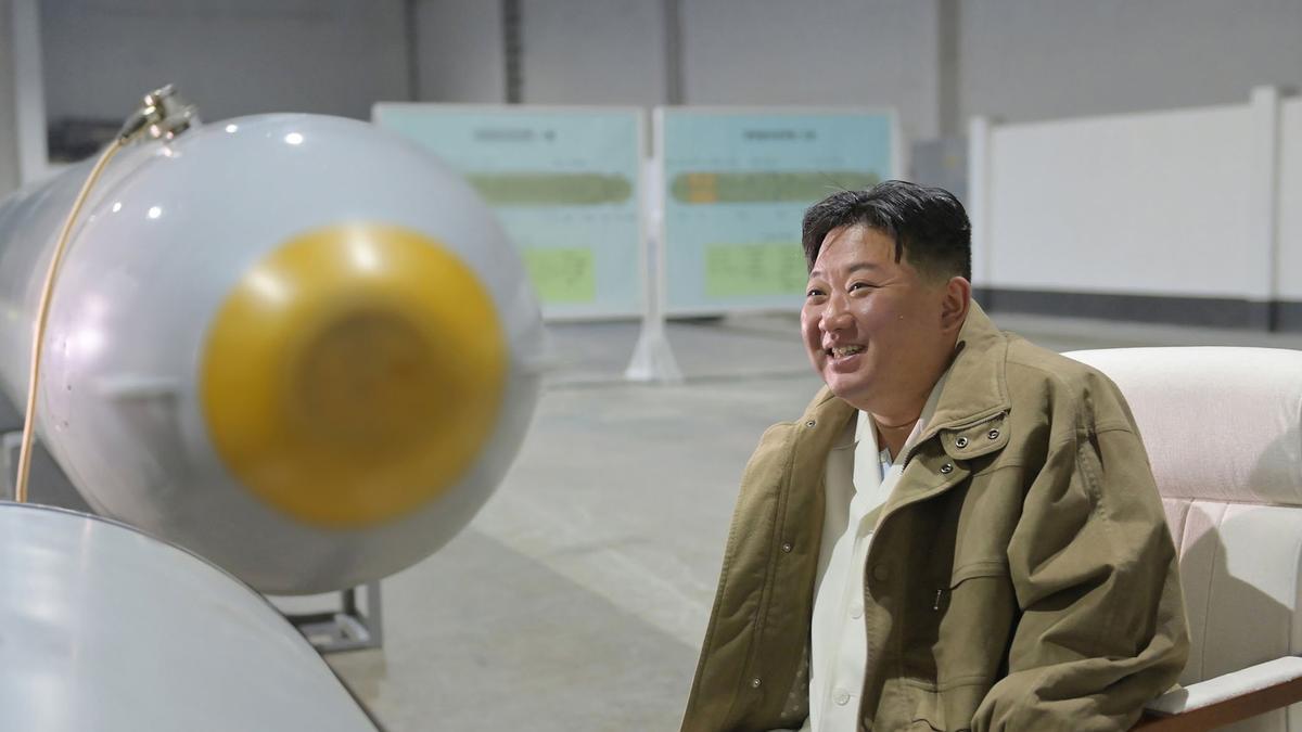 El líder norcoreano Kim Jong Un posa junto al dron 'Haeil'.