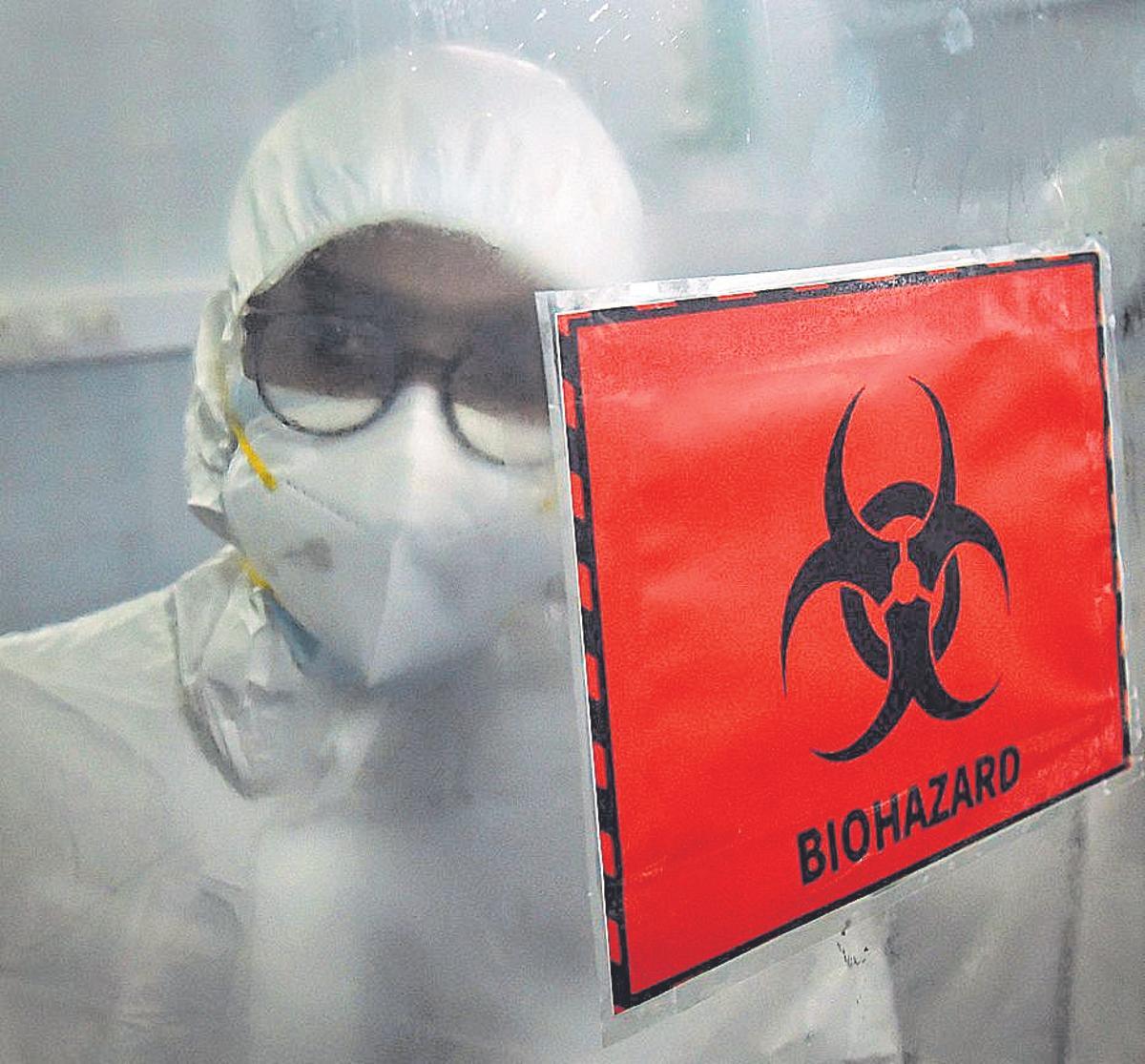 Personal de laboratorio analiza el virus de la viruela del mono.