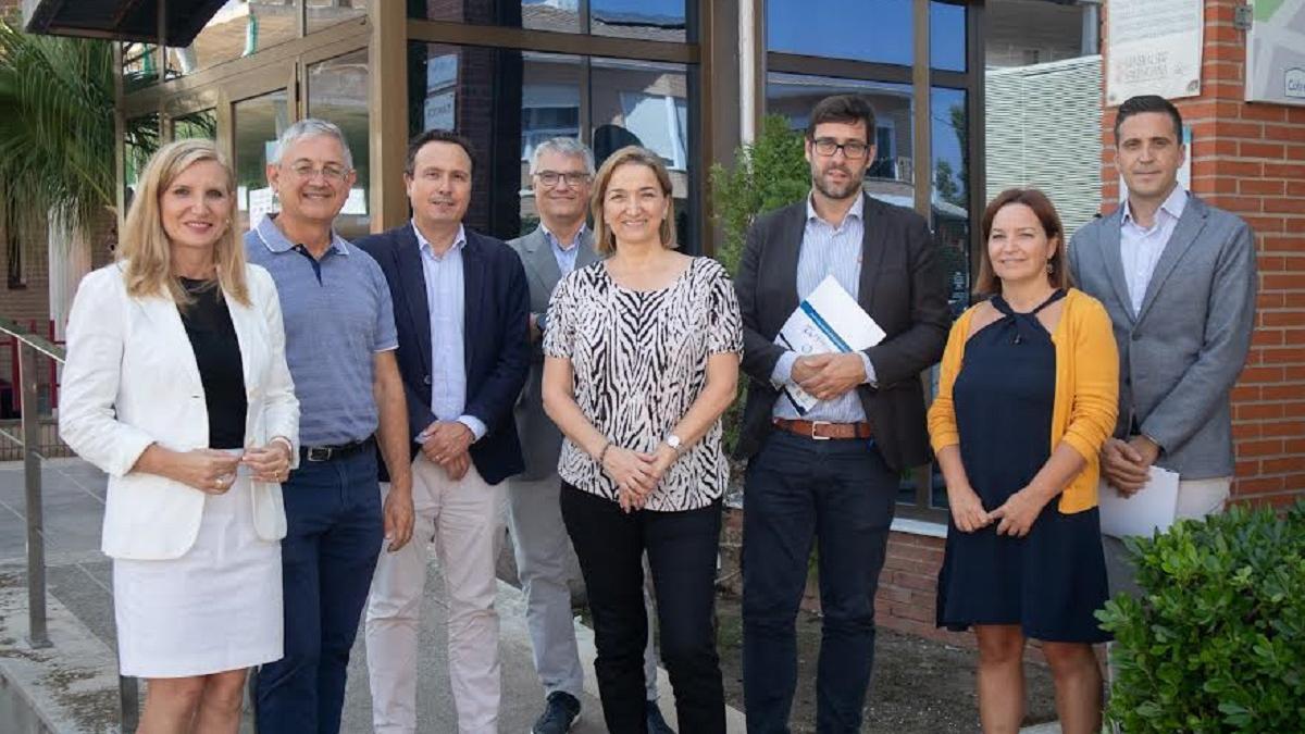Amparo Navarro, presidenta de la Mancomunidad, en el centro con los miembros del comité estratégico.