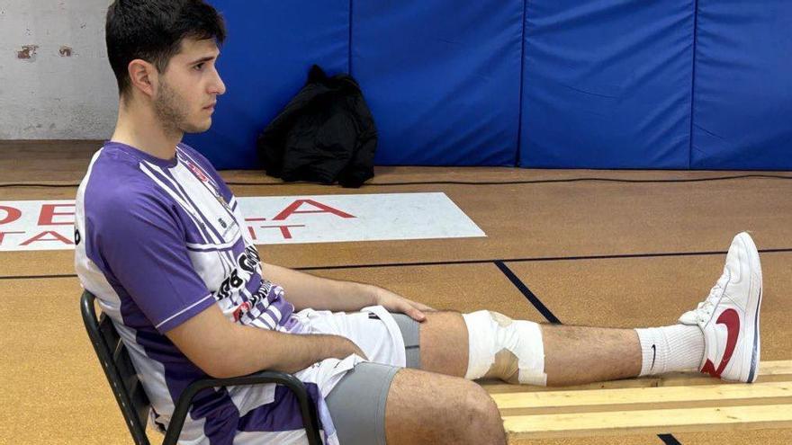 Requena, lesionado, en el partido del sábado en Godella