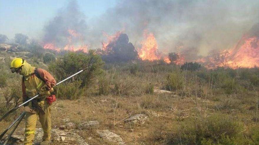 Las chispas de un tren causan un incendio de diez focos en Escatrón