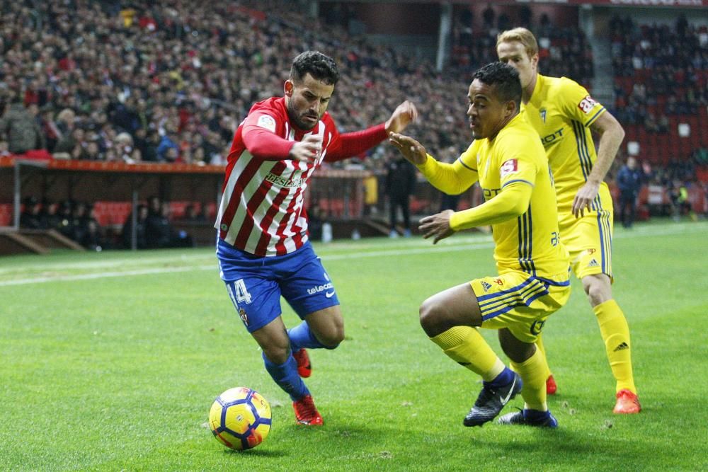 El partido entre el Real Sporting y el Cádiz, en imágenes