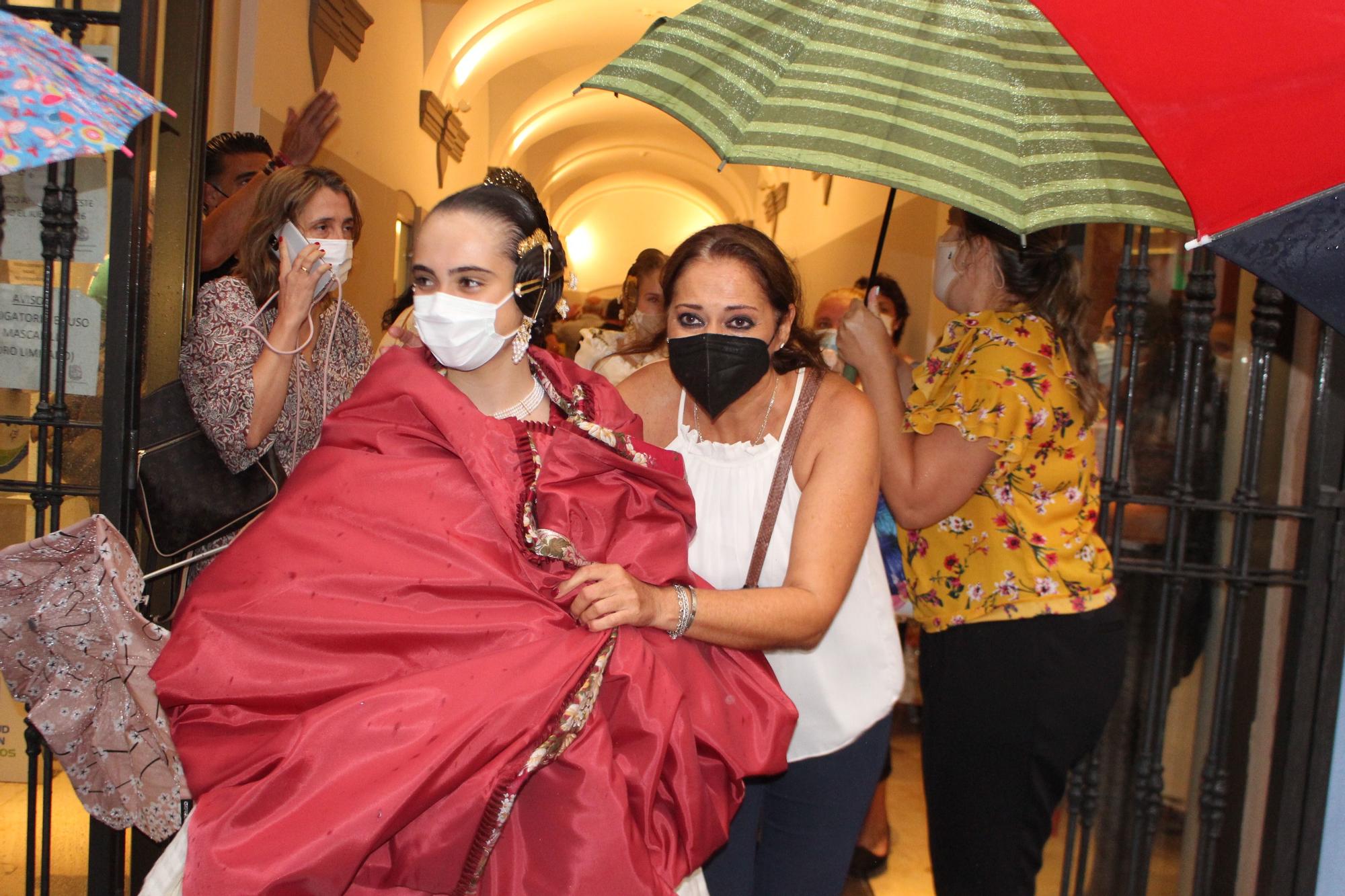 La lluvia irrumpe en la presentación de las candidatas a Falleras Mayores de València 2022