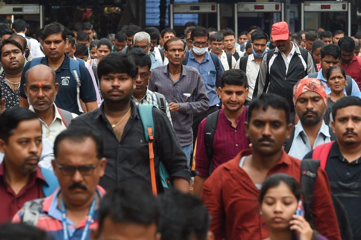 Hora punta en la estación de tren en Bombay