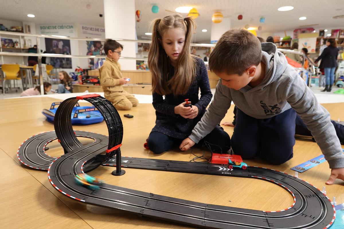 Niños jugando en la ludoteca de AIJU.