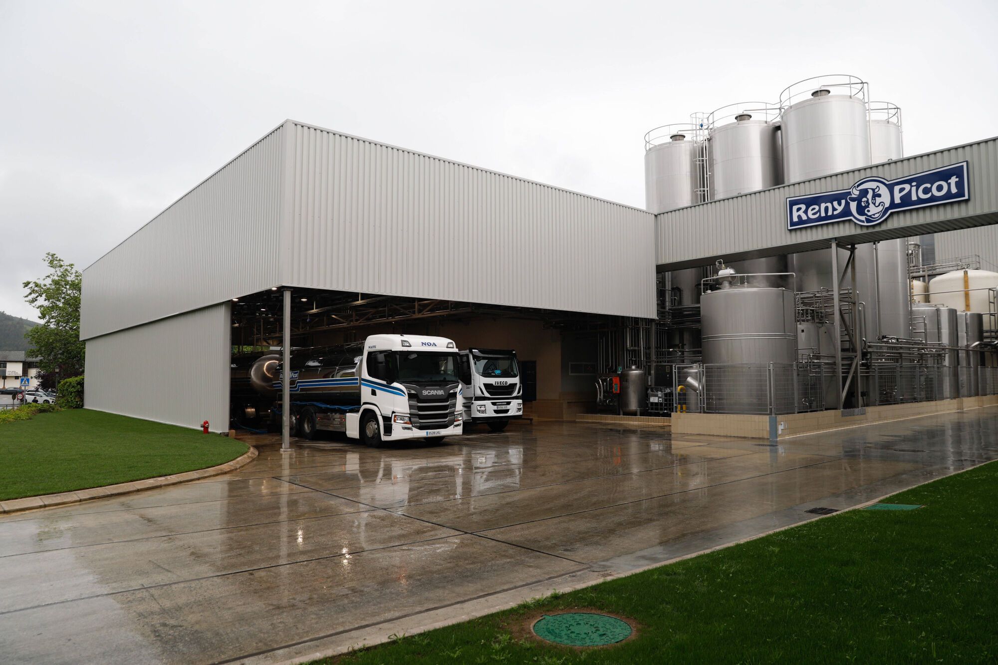 EN IMÁGENES: Inauguración de la nueva planta de Reny Picot en Anleo (Navia)