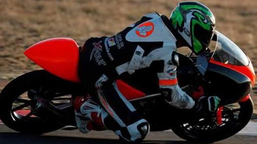 El ilicitano Ángel García prueba la KTM con la que correrá el Nacional de Moto-3