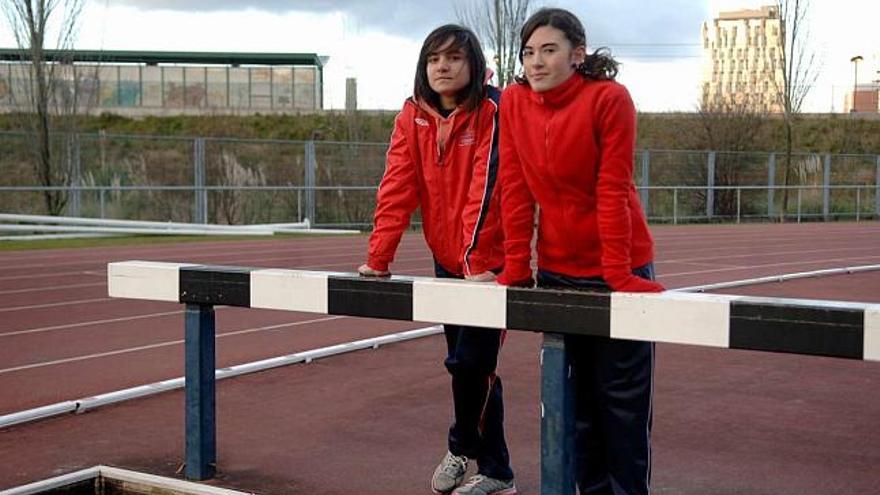 La velocista Patricia Carballo y la saltadora Marta Lolo, ambas del club Comarca Coruña, posan en las pistas del campus de Elviña. / juan varela