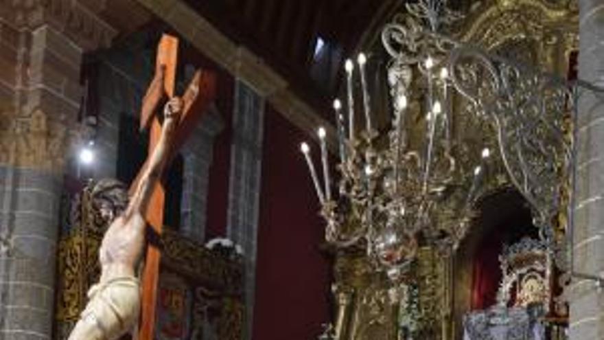 La Virgen del Pino baja del camarín