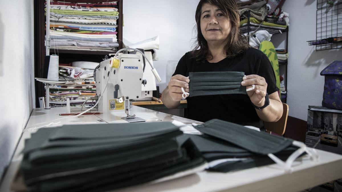 Claudia García con una de las mascarillas que confeccionó en el confinamiento.