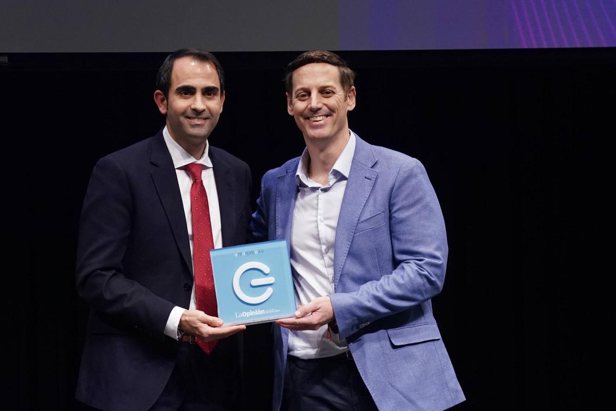 Javier de Pro, de Fundación Unicaja, entregó el Premio a David Lanzas, de Aliqindoi