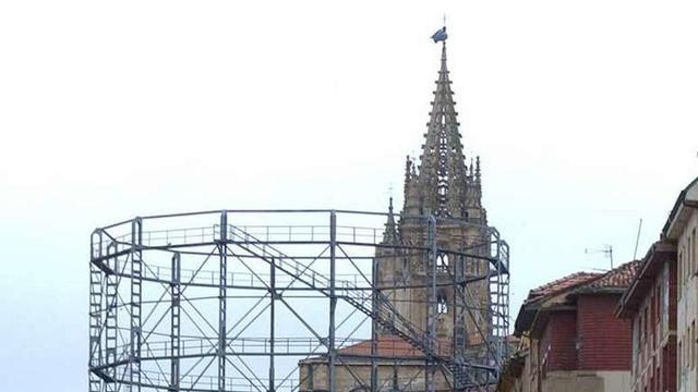 El gasómetro y la Catedral, desde la avenida de Torrelavega.
