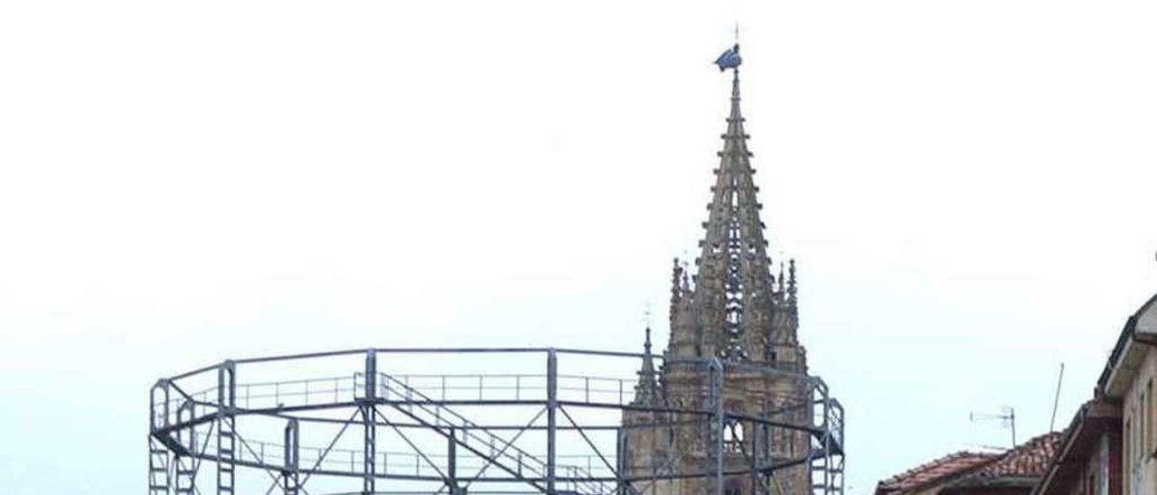 El gasómetro y la Catedral, desde la avenida de Torrelavega.