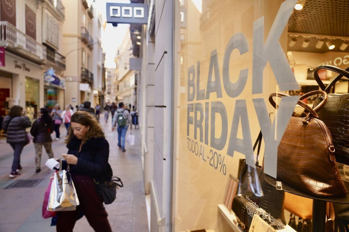 Comercios de Málaga en el Black Friday, con los clientes haciendo compras.