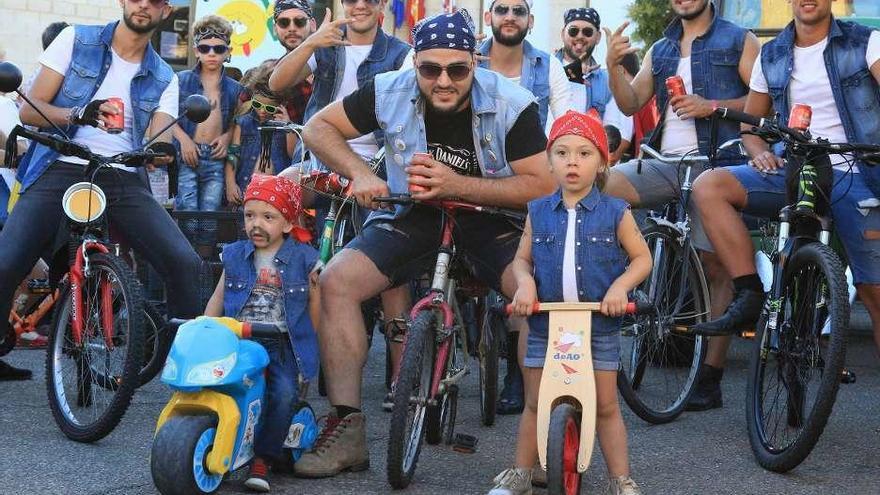 Jóvenes motorizados al inicio del pasacalles.