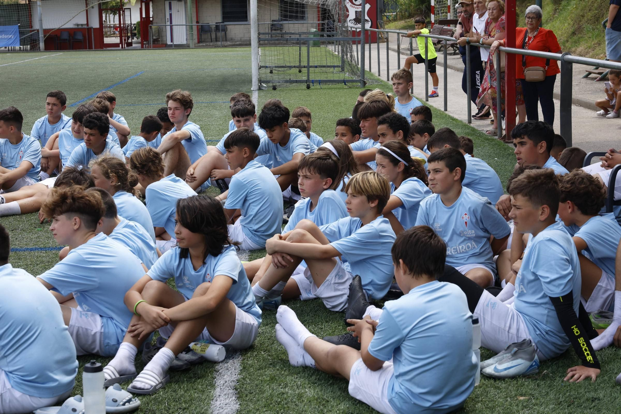 EN IMÁGENES: El campus del Celta de Vigo con los niños del Raíces, en Castrillón