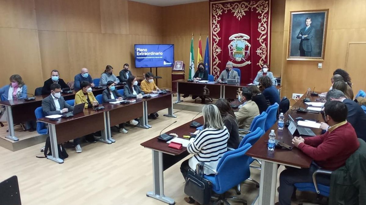 Pleno celebrado este viernes en el ayuntamiento de Puente Genil.