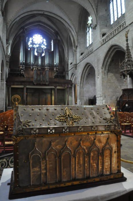 Cofre ricamente adornado que contiene un hueso de San Vicente Ferrer y que será llevado este año a 20 ciudades cercanas de Bretaña y Normandía para su veneración.