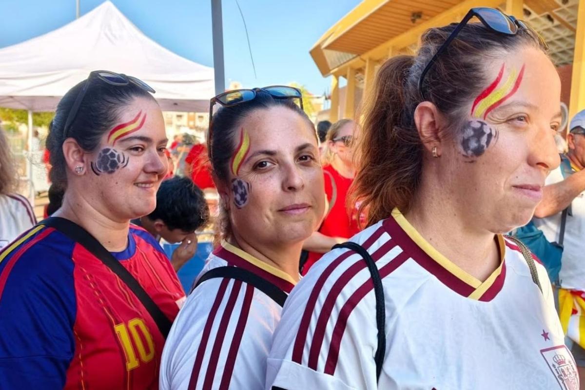 Fotogalería | Así viven en Don Benito la gran final del Mundial 2026 con su paisano Pedro Porro