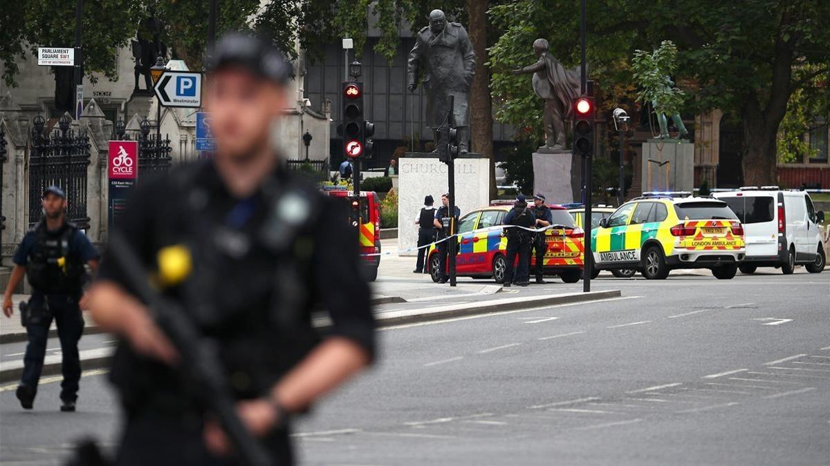 abertran44658629 armed police stand in the street after a car crashed outside180814093223