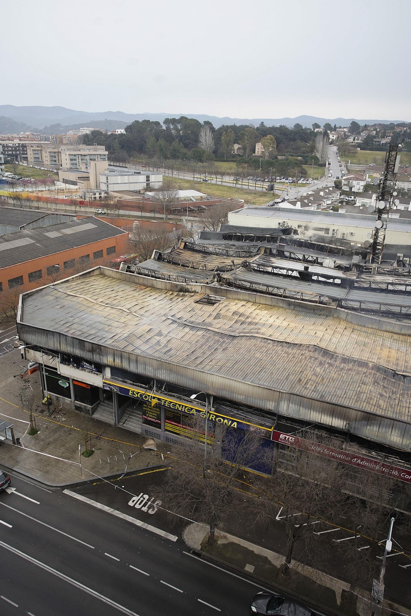 Estat en què han quedat les naus industrials de l'entrada sud de Girona després de l'incendi
