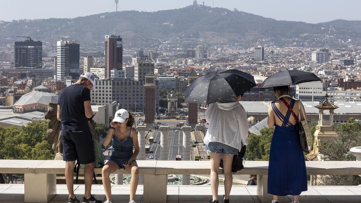 BARCELONA 19/07/2023 Ola de calor en Barcelona Turistas con calor en los alrededores del MNAC, en Montjuic FOTO de FERRAN NADEU