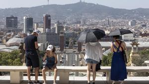 Turistas en los alrededores del MNAC, en Montjuïc, este verano.