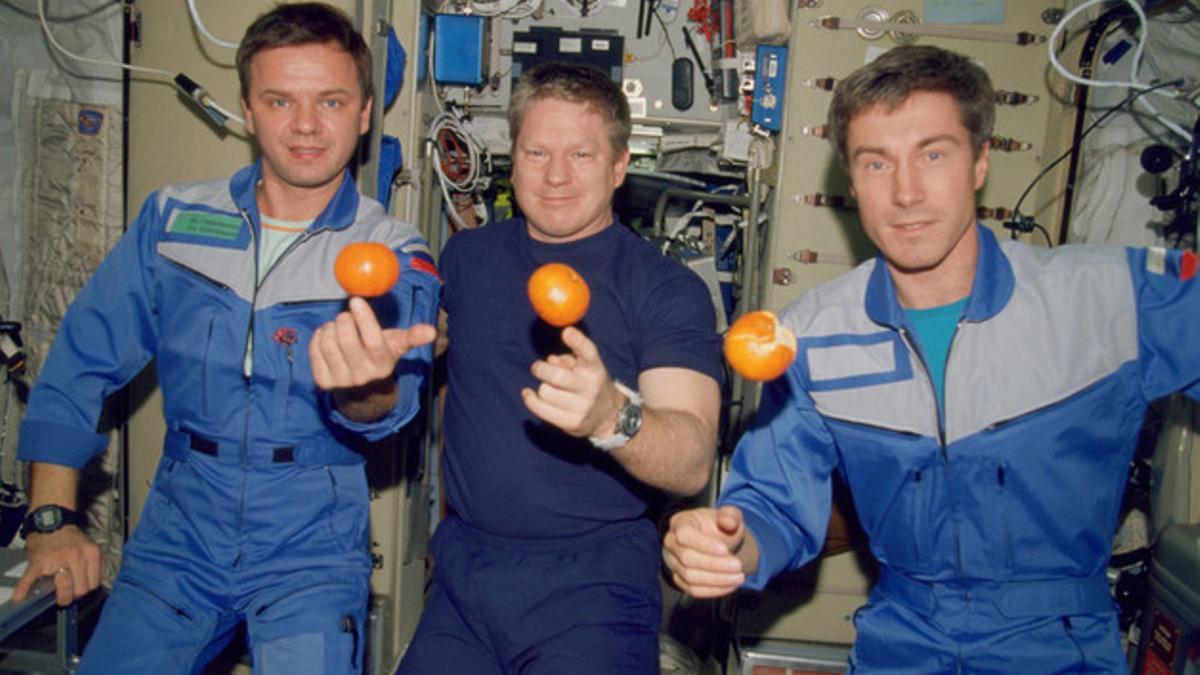 La primera tripulación de la estación espacial juega con tres naranjas ingrávidas. De izquierda a derecha, el cosmonauta Yuri Gidzenko, el astronauta William Shepherd y el cosmonauta Sergei Krikalev, en diciembre del 2000.