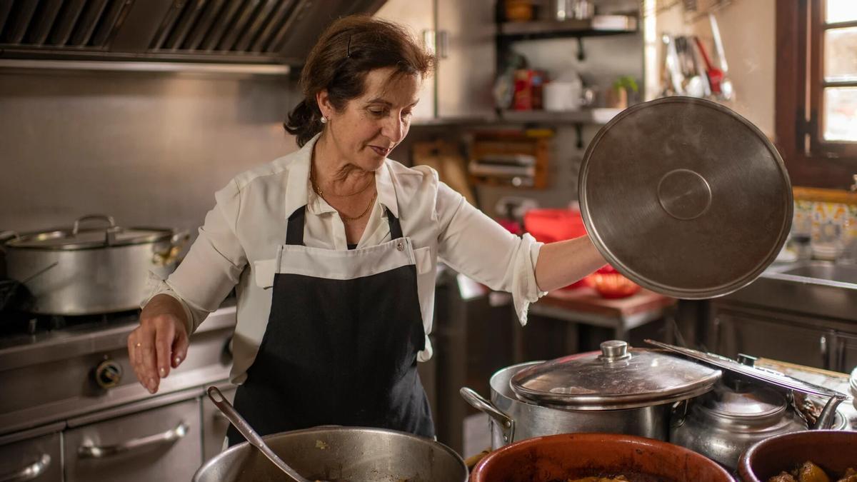 Loli Lamas, propietaria del mesón, preparando su famoso cocido.