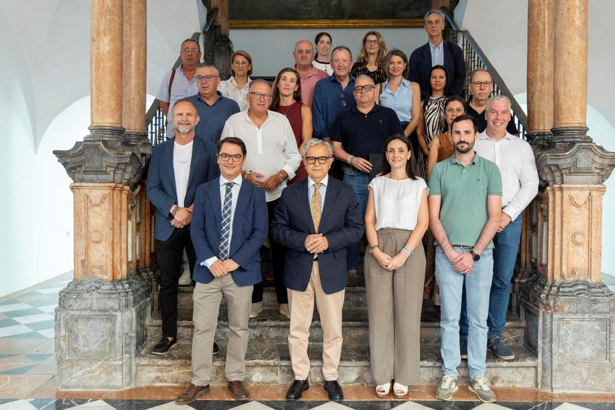 Los representantes de la Diputación de Córdoba y de los ayuntamientos que han cedido el suelo para las VPO, tras la firma de cesión.