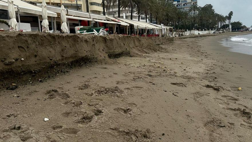 La playa La Fontanilla, una de las del centro urbano de Marbella, afectada por los temporales de marzo.