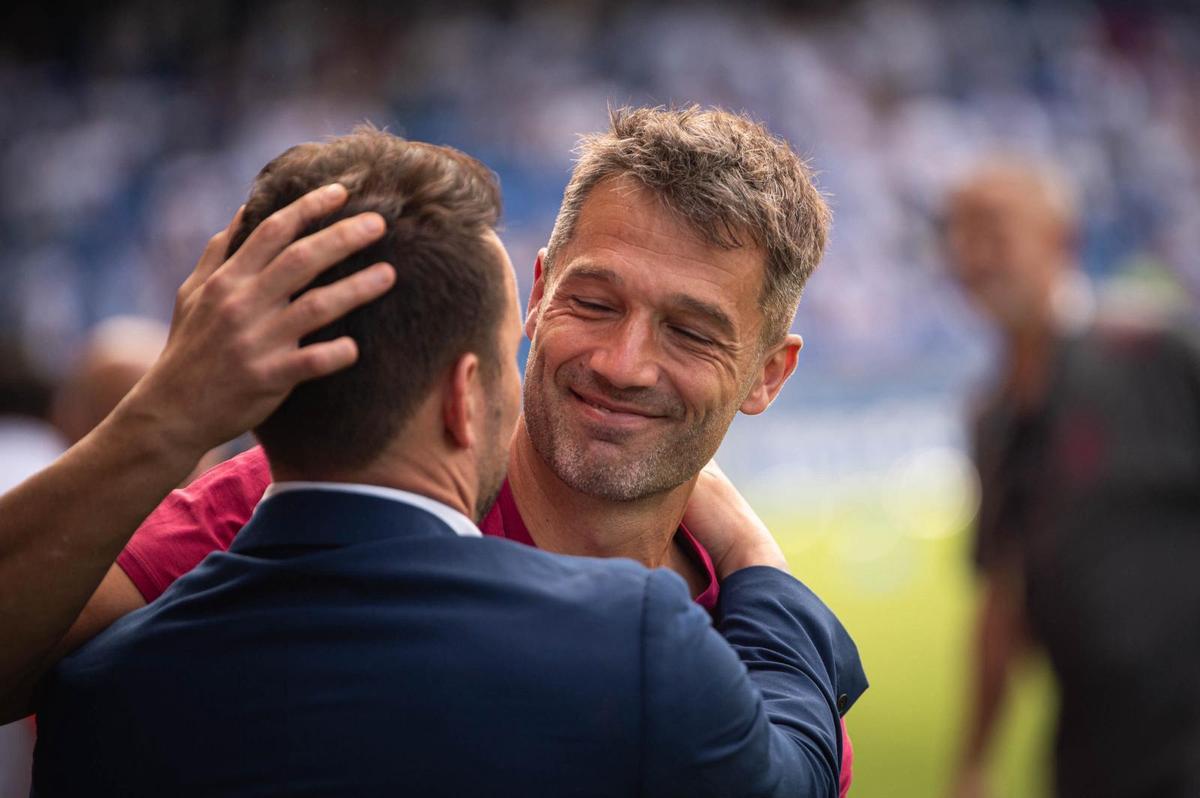 Entre lágrimas, besos y abrazos: así celebra el CD Tenerife su ascenso durante el calentamiento
