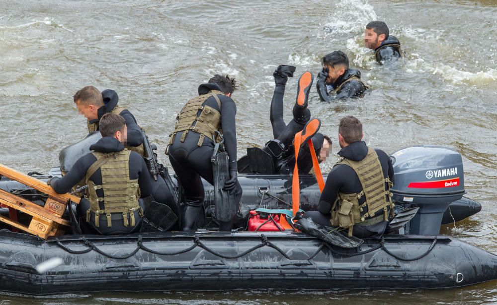 Los soldados han saltado con trajes de neopreno y con bolsas estancas para la indumentaria de tierra y las armas