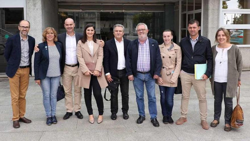 Desde la izquierda, de segundo a quinto, los alcaldes de Bueu, Moaña, Vilaboa y Cangas, con ediles de gobierno antes de la reunión en la consellería de Infraestructuras en Santiago. // Xoán Álvarez